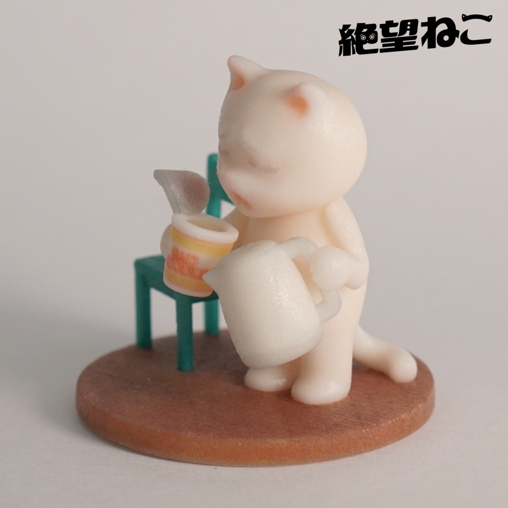 【彩色済み】カップラーメンに水を入れてしまい絶望している猫