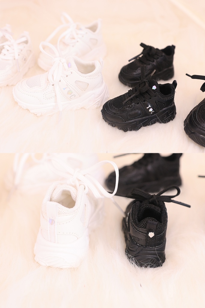 ロゴスニーカー