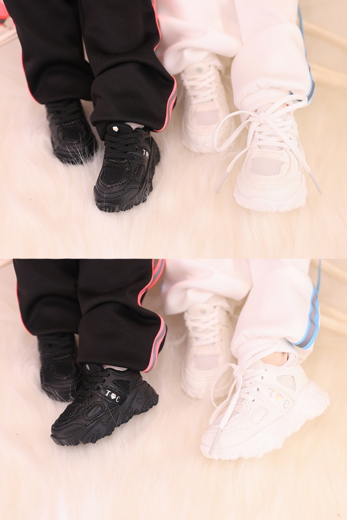 ロゴスニーカー