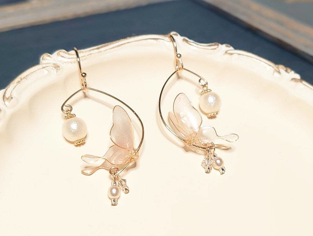 春色ちょうちょの耳飾り