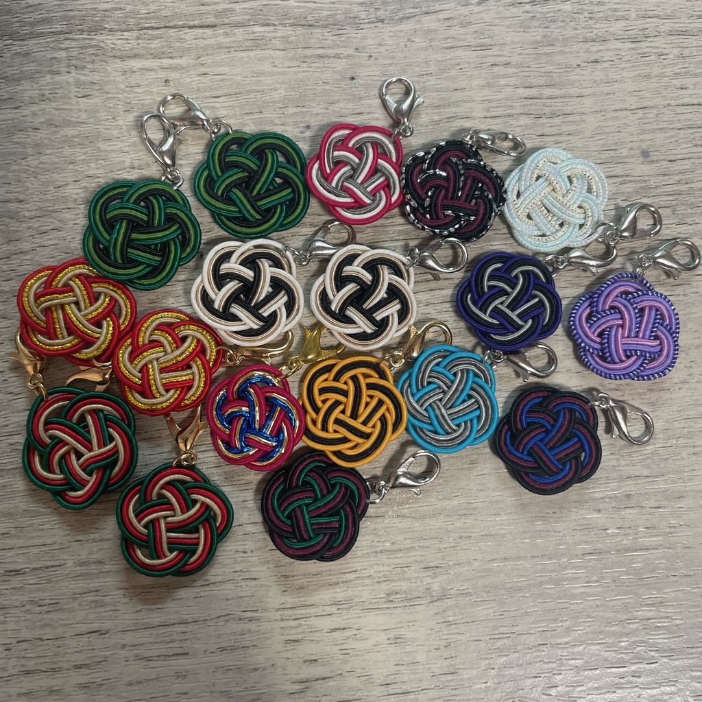 梅結びのチャーム