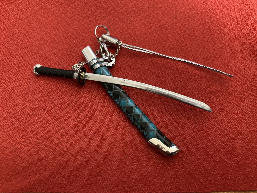 手作り刀日本刀ストラップ 蛇革翠艶鞘(希少レザー)