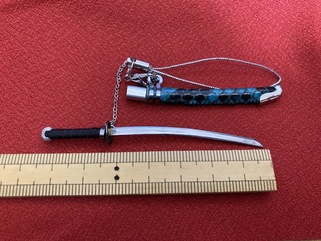 手作り刀日本刀ストラップ 蛇革翠艶鞘(希少レザー)
