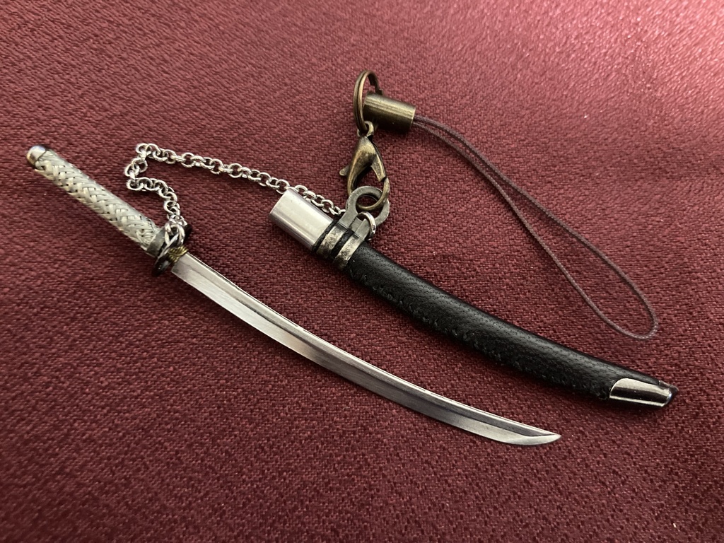 手作り刀日本刀ストラップ　真打黒羊革（磨き布付）
