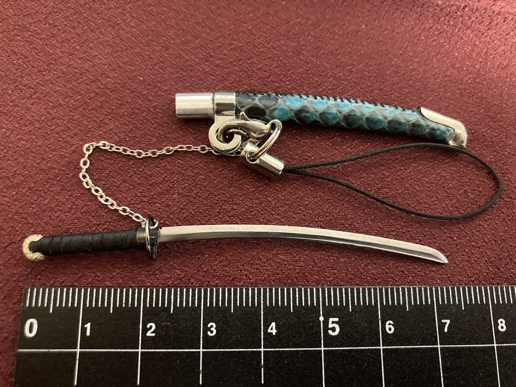 手作り刀日本刀ストラップ 真打翡翠艶蛇革(磨き布付)