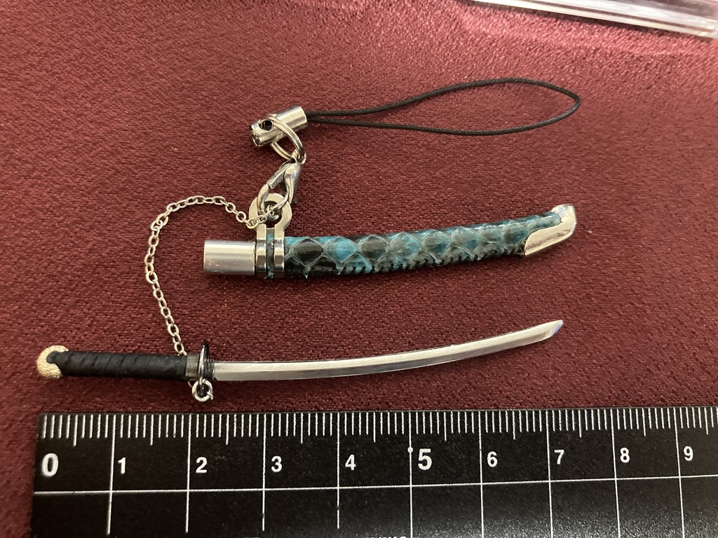 手作り刀日本刀ストラップ 真打翡翠艶蛇革(磨き布付)