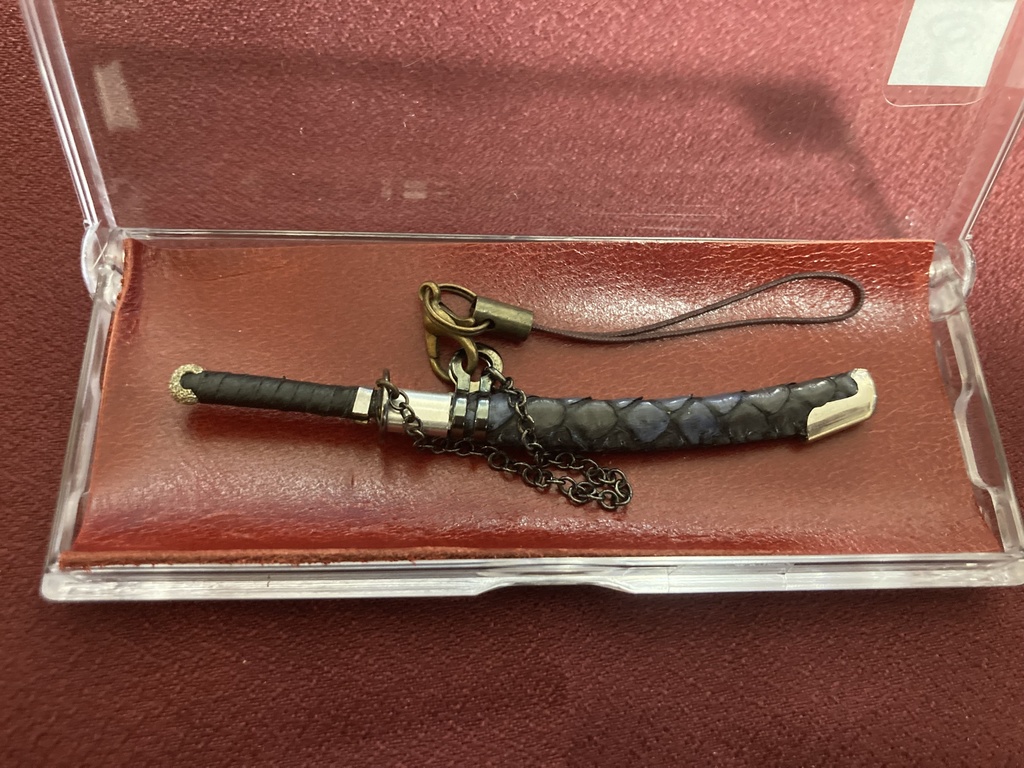 手作り刀日本刀ストラップ 真打深紺蛇革(磨き布付)