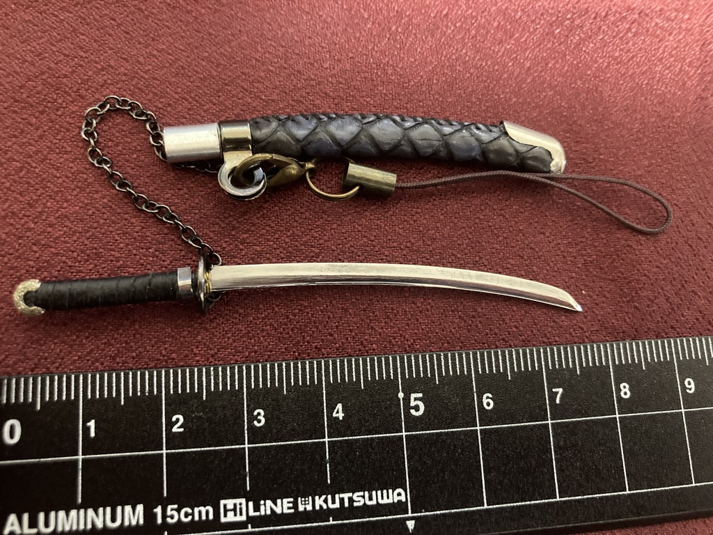 手作り刀日本刀ストラップ 真打深紺蛇革(磨き布付)