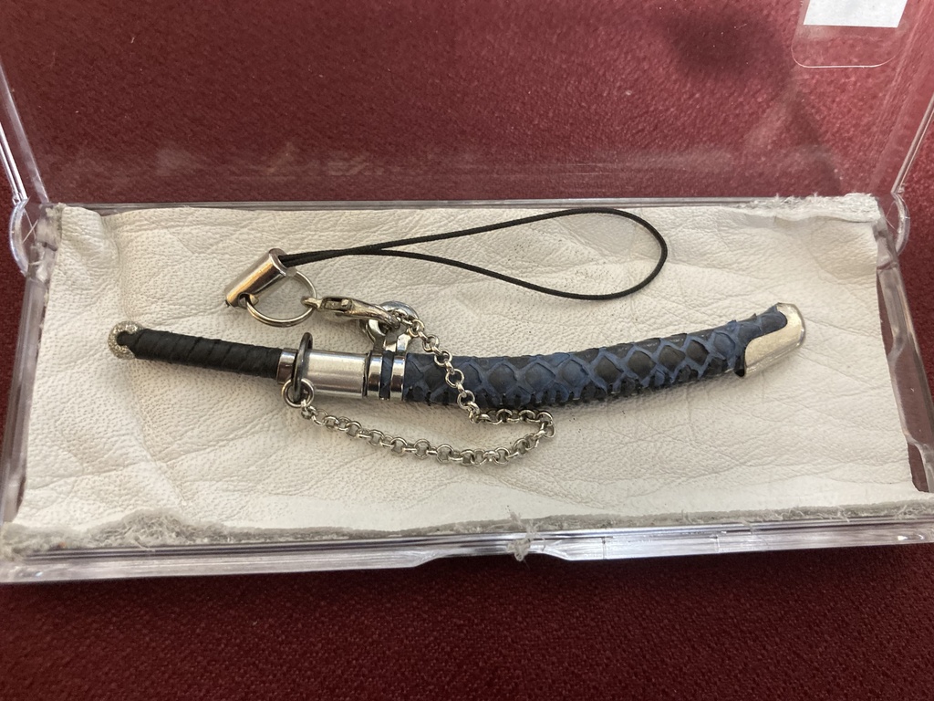 手作り刀日本刀ストラップ 真打縹蛇革(磨き布付)