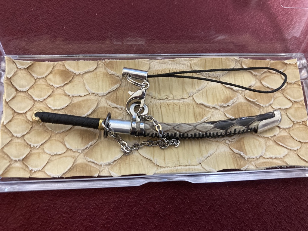 手作り刀日本刀ストラップ 真打白艶蛇革(磨き布付)