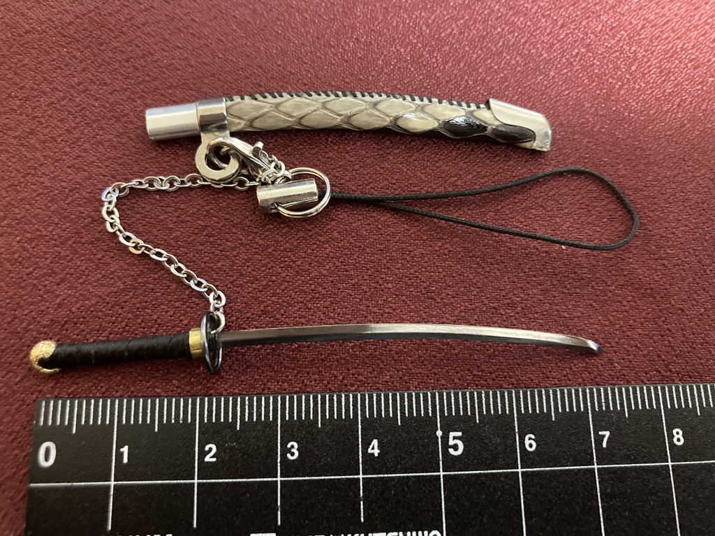 手作り刀日本刀ストラップ 真打白艶蛇革(磨き布付)