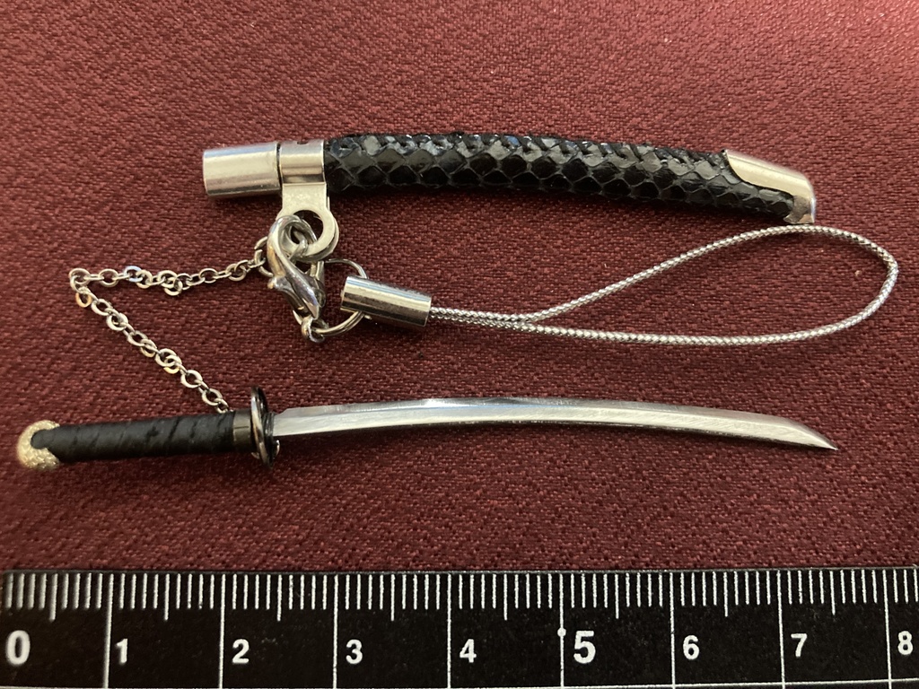 手作り刀日本刀ストラップ 真打深紺艶蛇革(磨き布付)