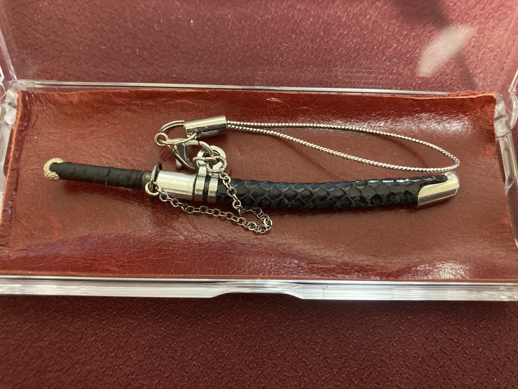 手作り刀日本刀ストラップ 真打深紺艶蛇革(磨き布付)