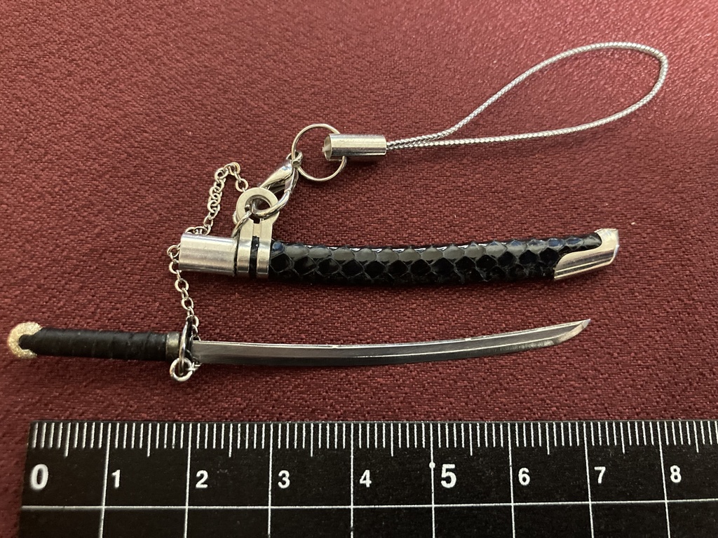 手作り刀日本刀ストラップ 真打深紺艶蛇革(磨き布付)