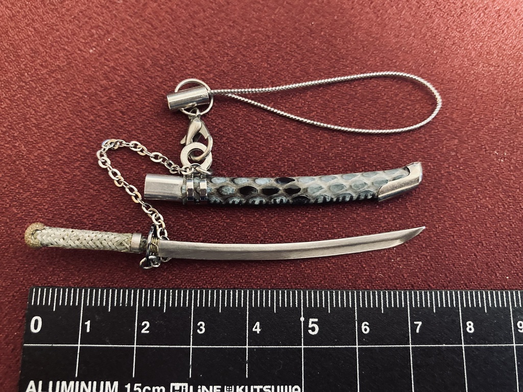 手作り刀日本刀ストラップ 真打水艶蛇革(磨き布付)