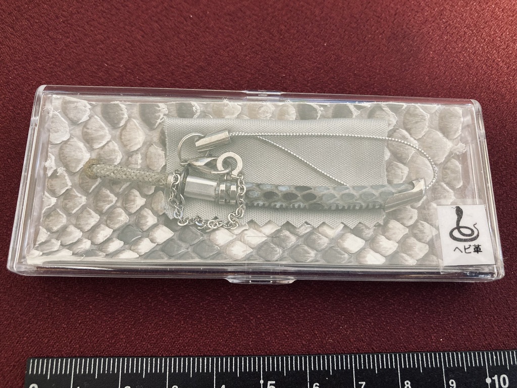 手作り刀日本刀ストラップ 真打水艶蛇革(磨き布付)