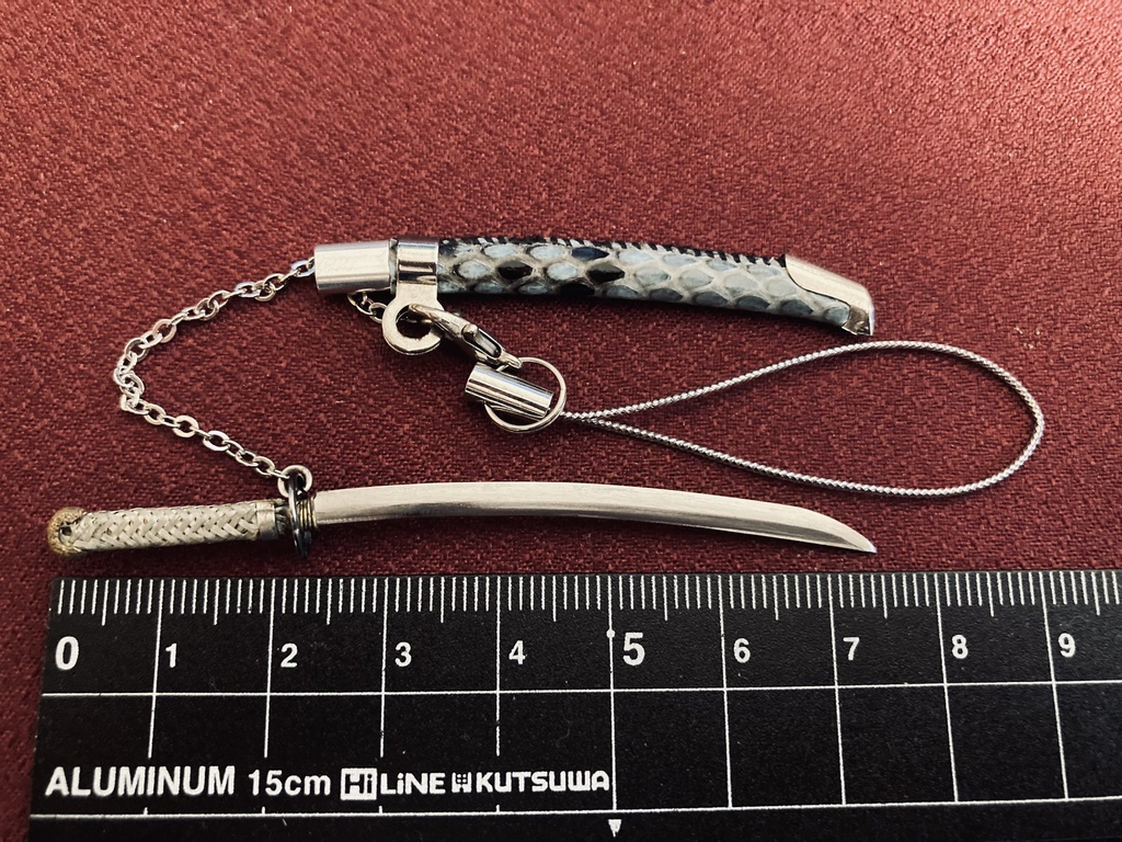 手作り刀日本刀ストラップ 真打水艶蛇革(磨き布付)