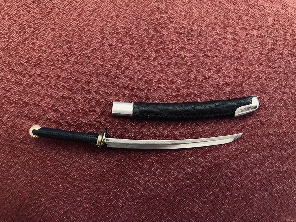 フィギュア用手作りミニ日本刀 黒艶鮫革(磨き布付)