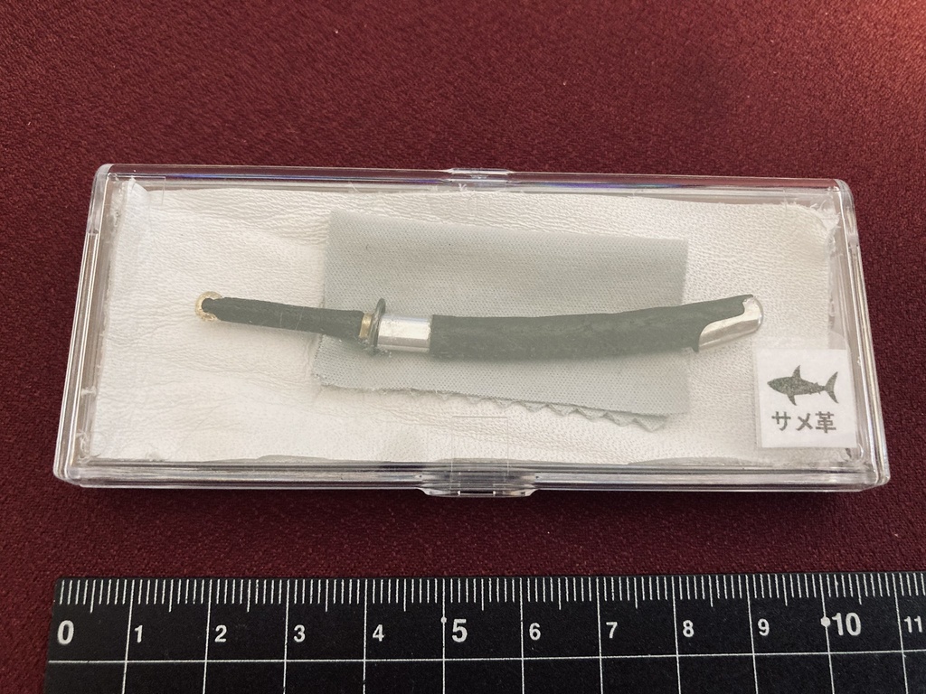 フィギュア用手作りミニ日本刀 黒艶鮫革(磨き布付)