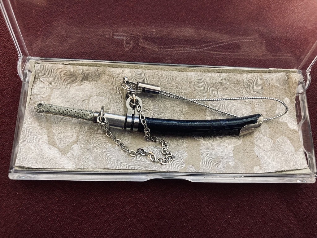 手作り日本刀ストラップ 紺牛エナメルコート革鞘