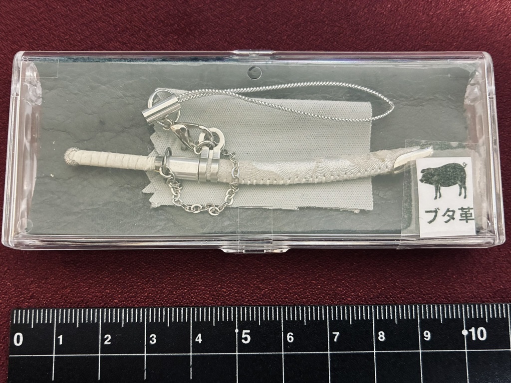 手作り日本刀ストラップ 白銀波柄豚革鞘
