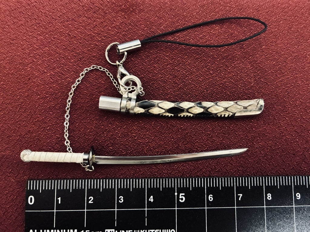 手作り日本刀ストラップ 白黒蛇革鞘