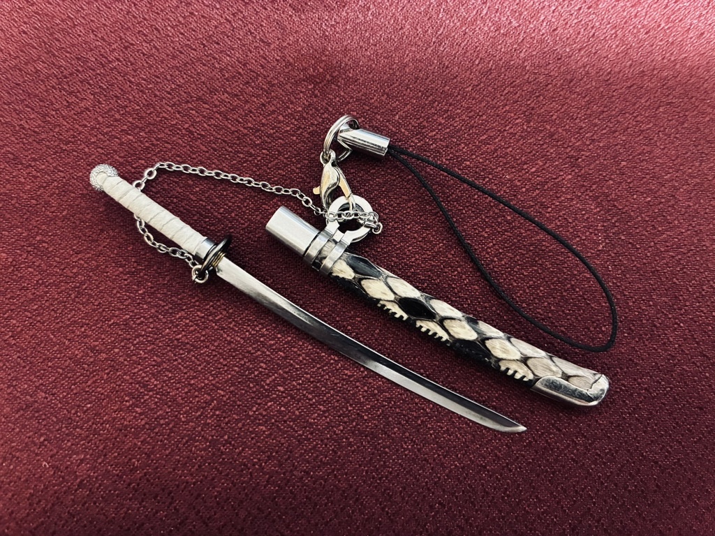 手作り日本刀ストラップ　白黒蛇革鞘