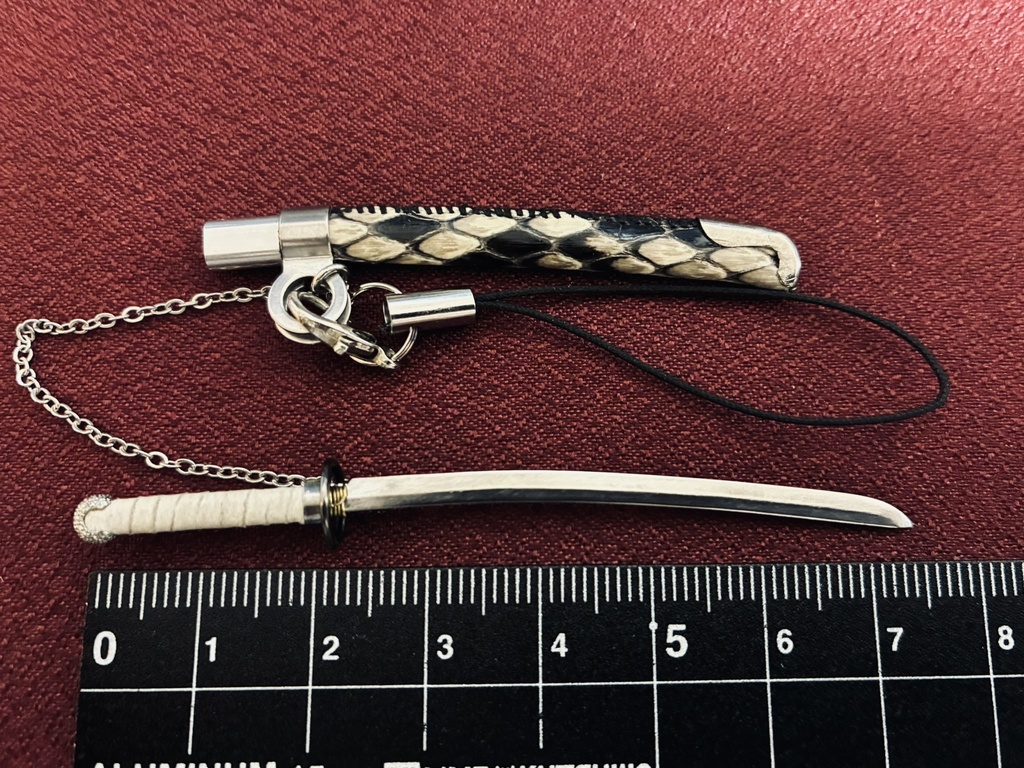 手作り日本刀ストラップ 白黒蛇革鞘