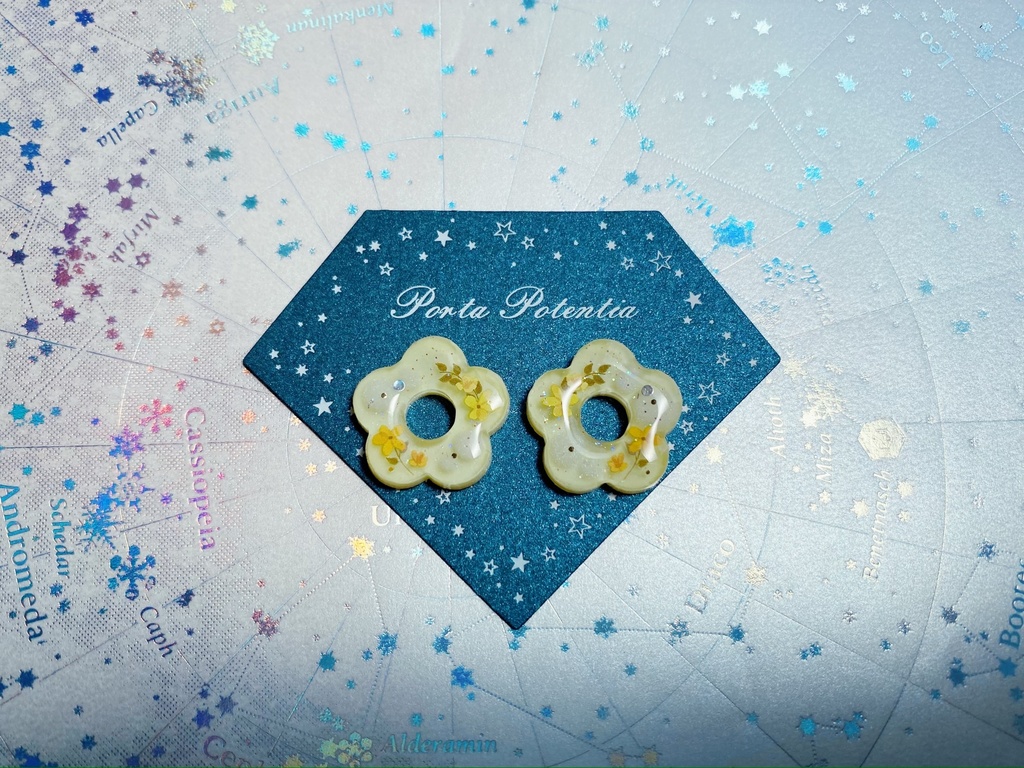 黄色のお花のピアス