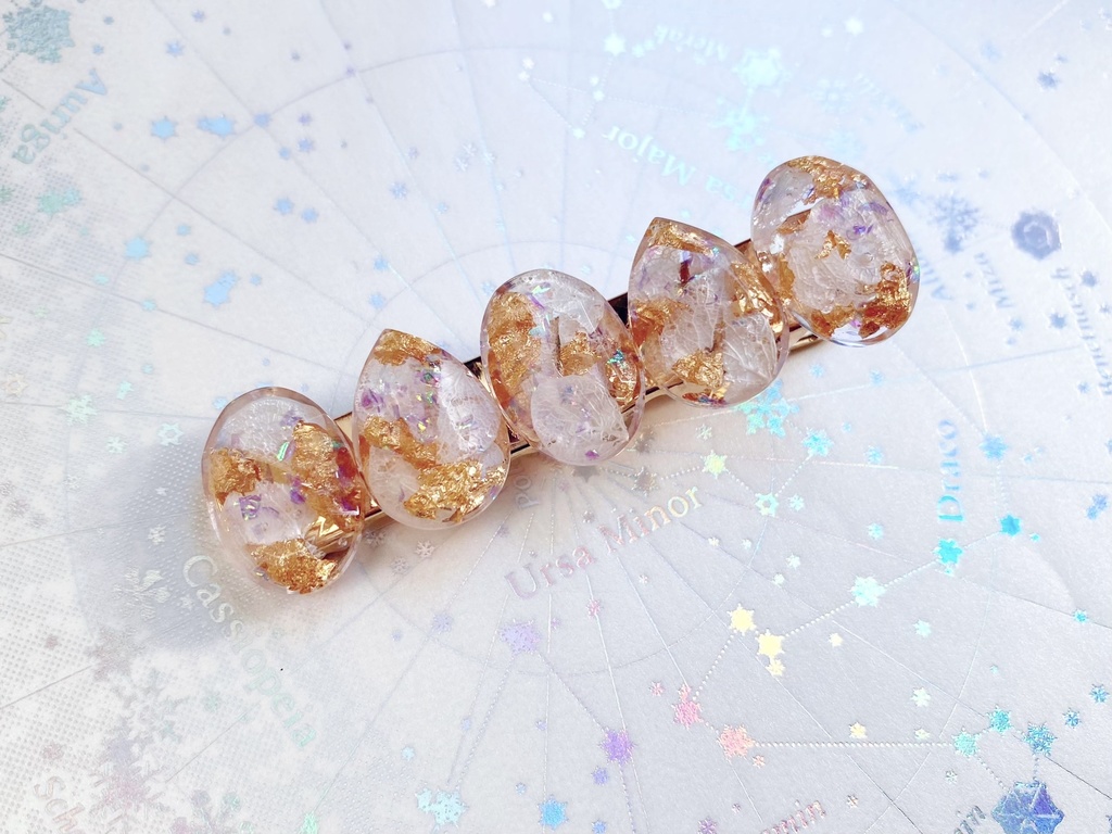 白い花弁のヘアクリップ