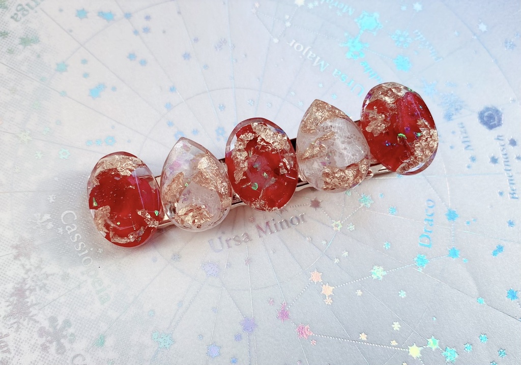 赤と白の花弁のヘアクリップ