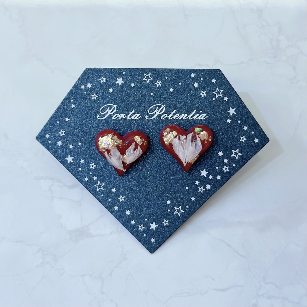 ダークレッドのハートピアス