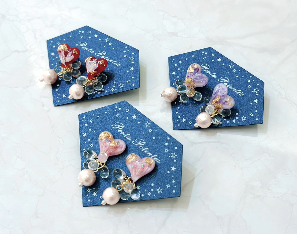 ダークレッドのハートピアス