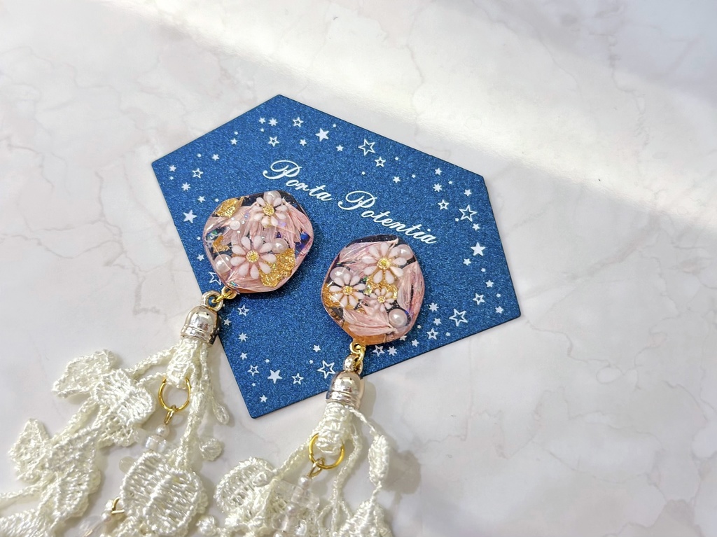 春色クリスタルの耳飾り