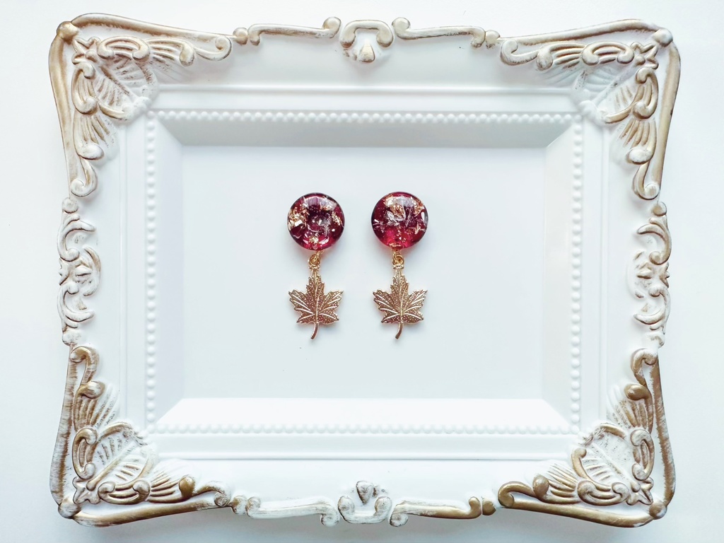 深紅のモミジの耳飾り