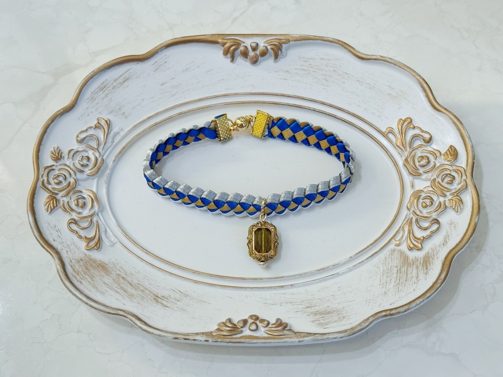 シュウモチーフのリボンブレスレット(チャーム付き)