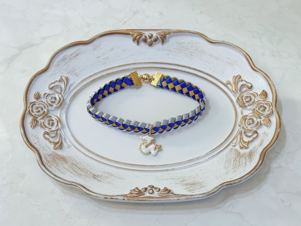 シュウモチーフのリボンブレスレット(チャーム付き)