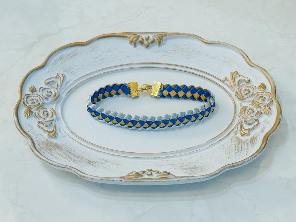 シュウモチーフのリボンブレスレット