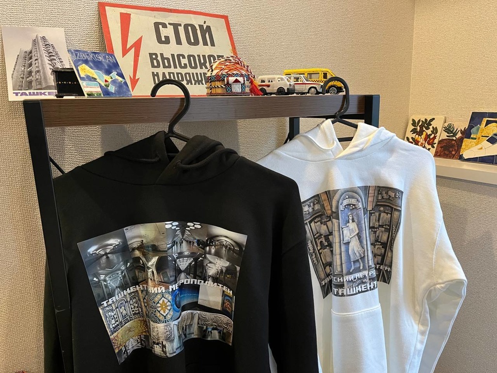 タシケント地下鉄タシケント駅 パーカー 白・黒・グレー