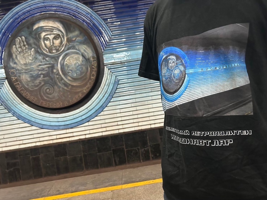 タシケント地下鉄コスモナウトラル駅 半袖Tシャツ 黒・グレー