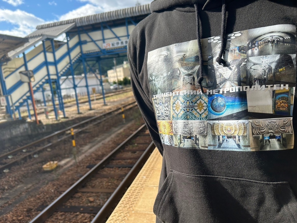 タシケント地下鉄駅盛り合わせ パーカー 白・黒・グレー