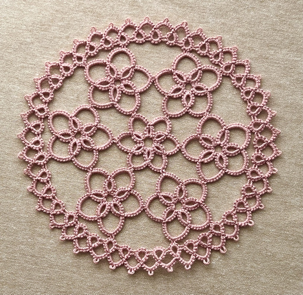 花さく円型ドイリー