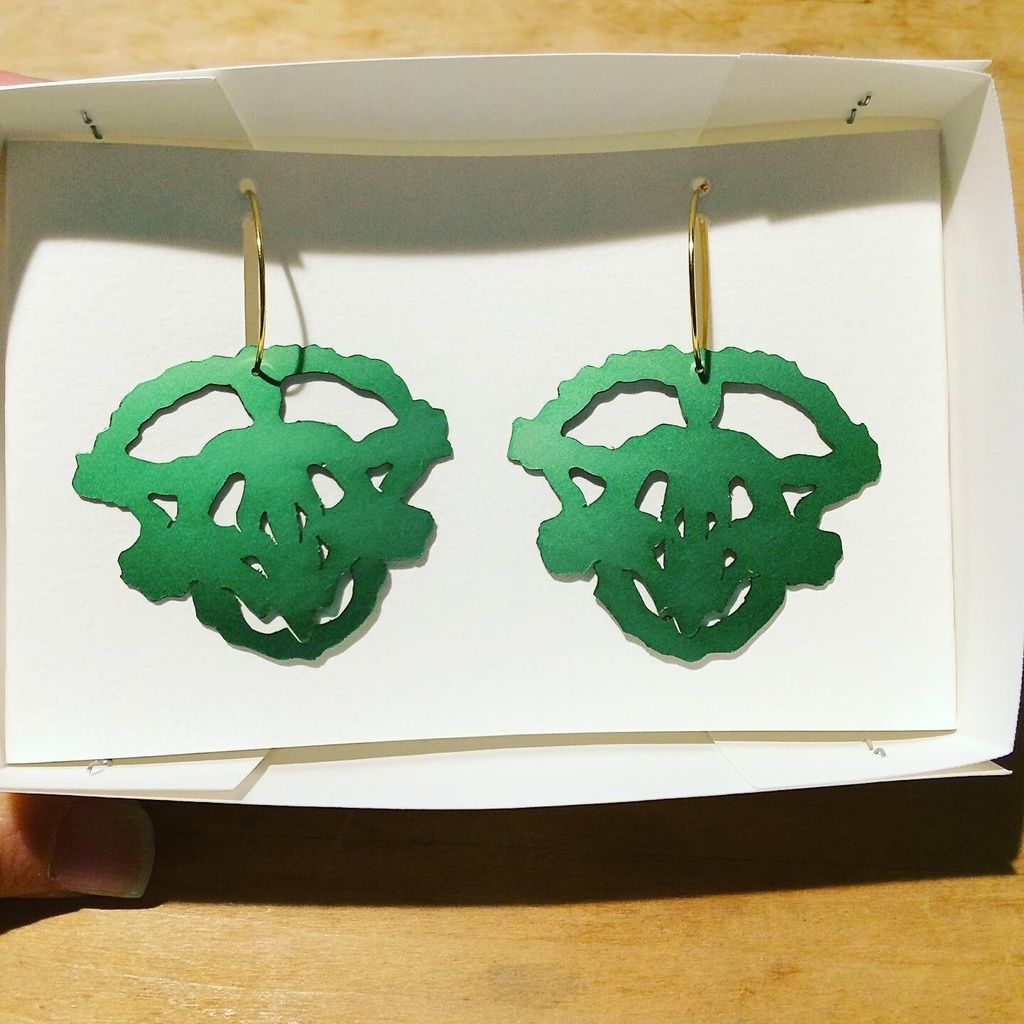 恐竜フープピアス