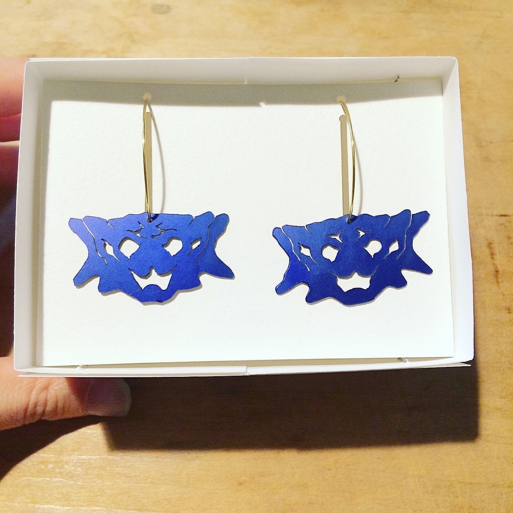 恐竜フープピアス