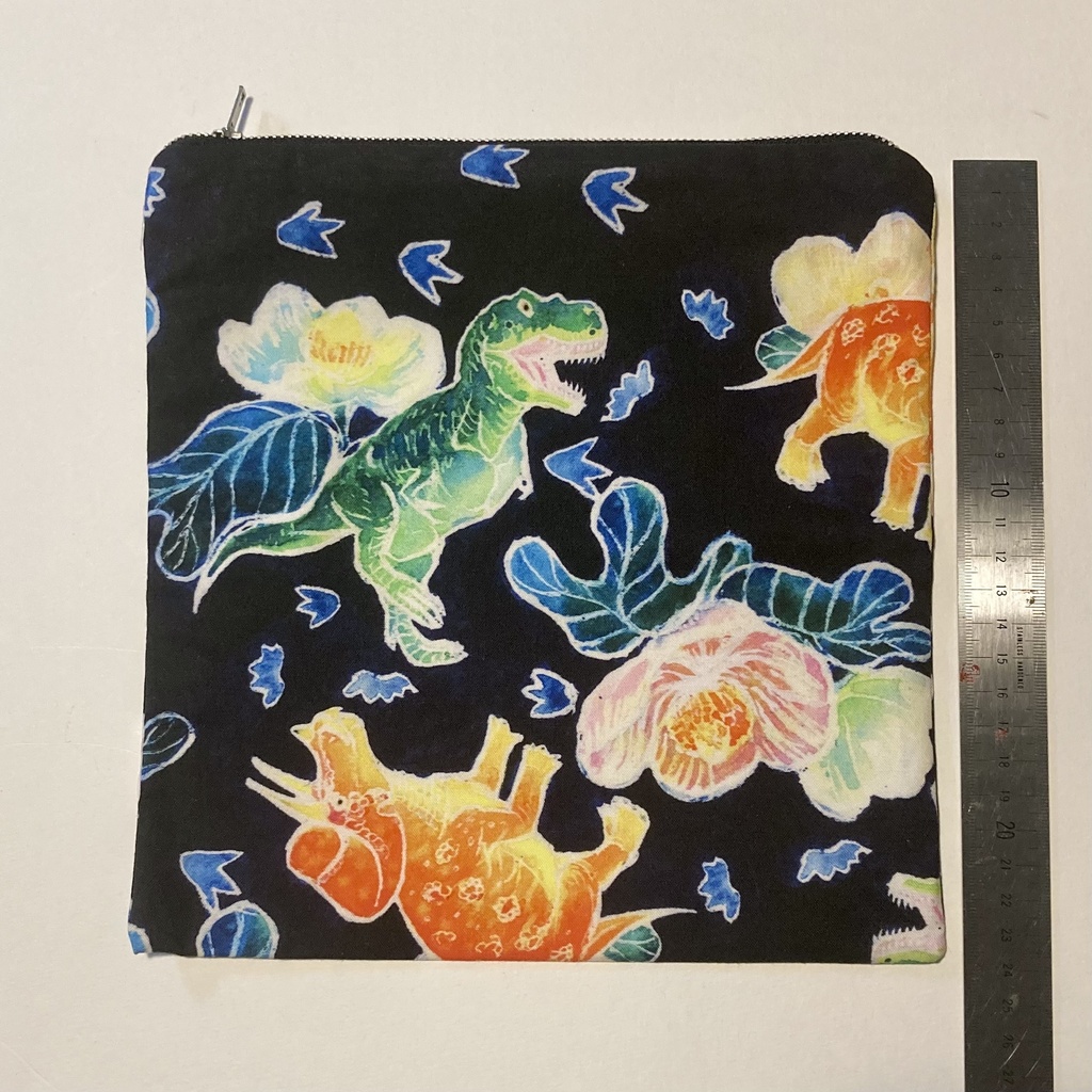 ろうけつ染め風恐竜生地グッズ