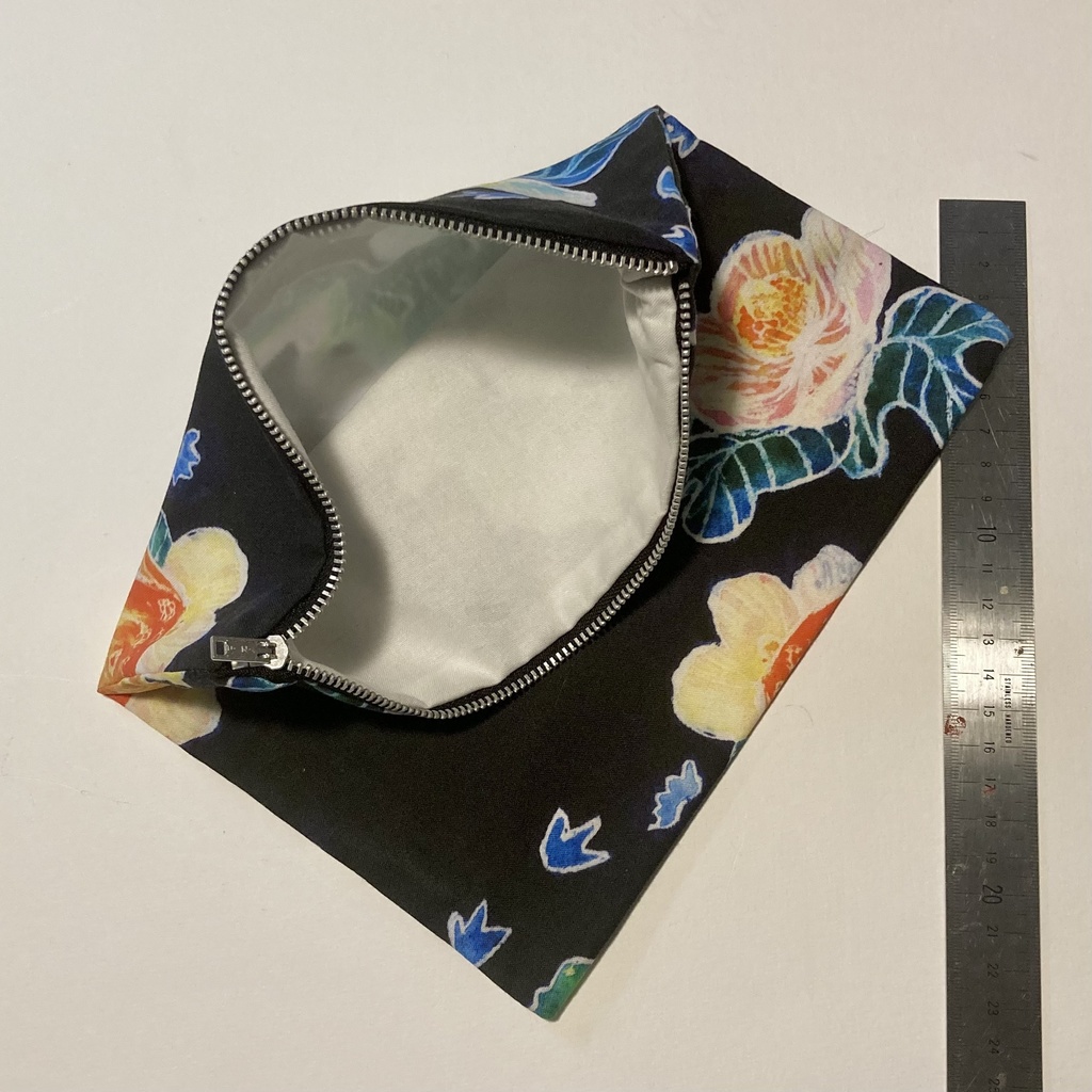 ろうけつ染め風恐竜生地グッズ