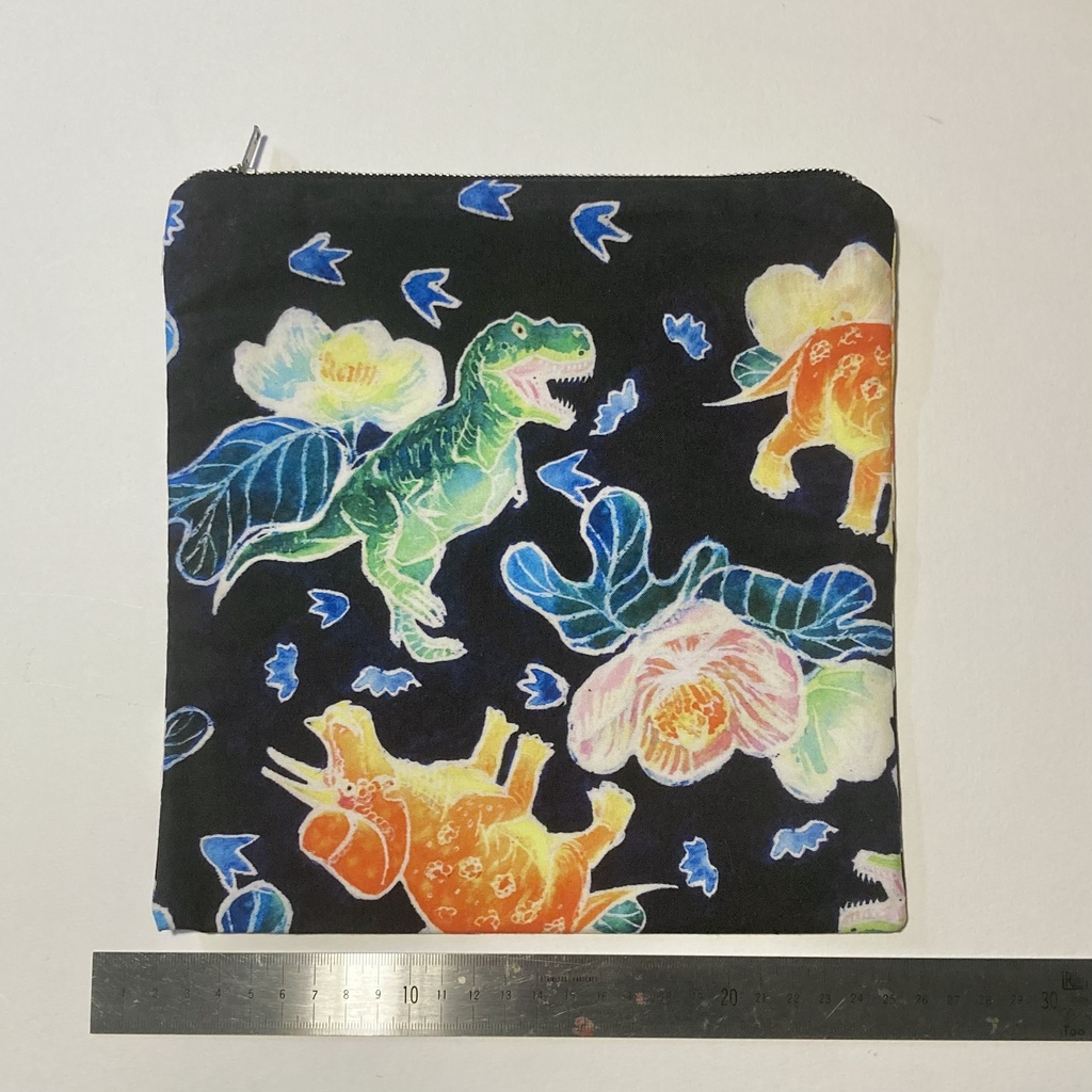 ろうけつ染め風恐竜生地グッズ