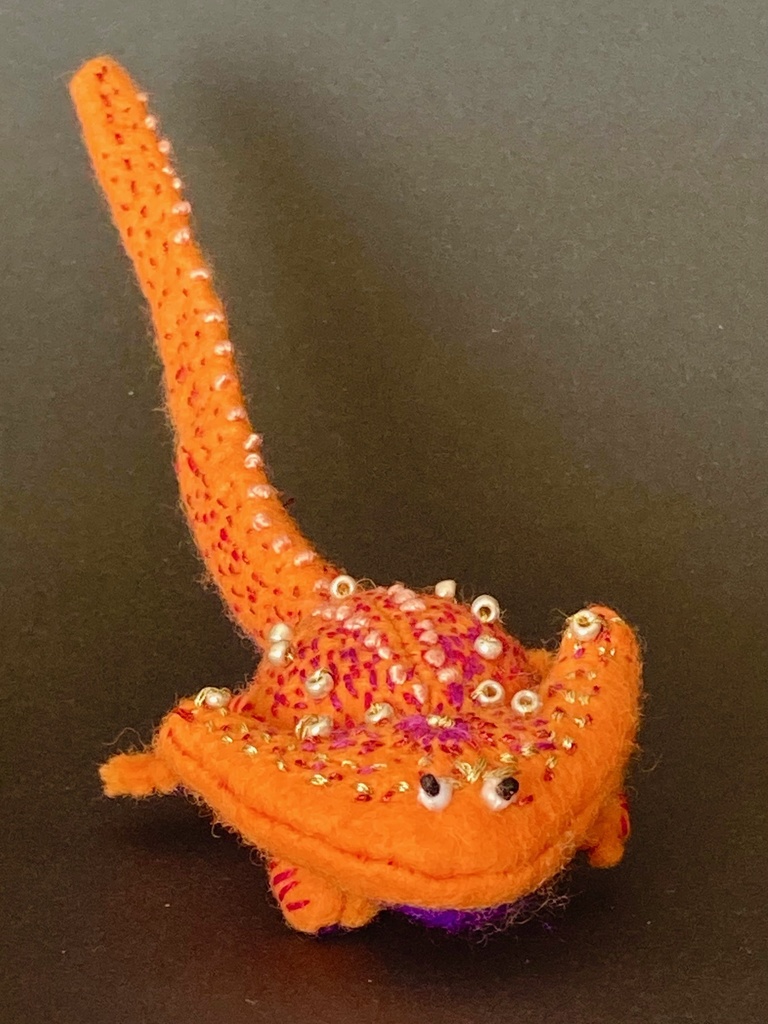 ディプロカウルスのフェルトマスコット刺繍ブローチ