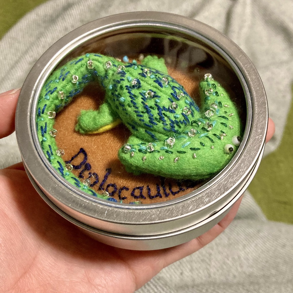 ディプロカウルスのフェルトマスコット刺繍ブローチ