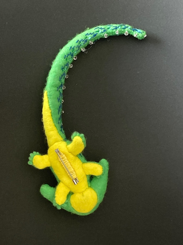 ディプロカウルスのフェルトマスコット刺繍ブローチ